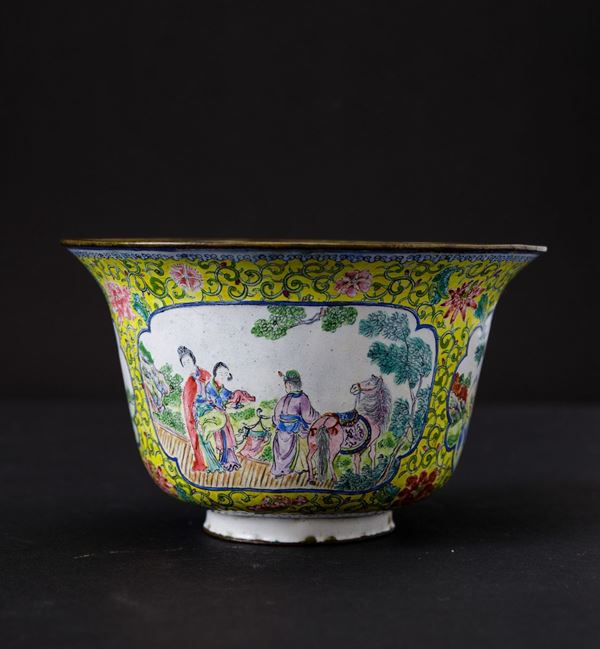 Ciotolina in smalto con decorazioni di vita comune entro riserve e decori floreali, Cina, Dinastia Qing, epoca Qianlong (1736-1796)