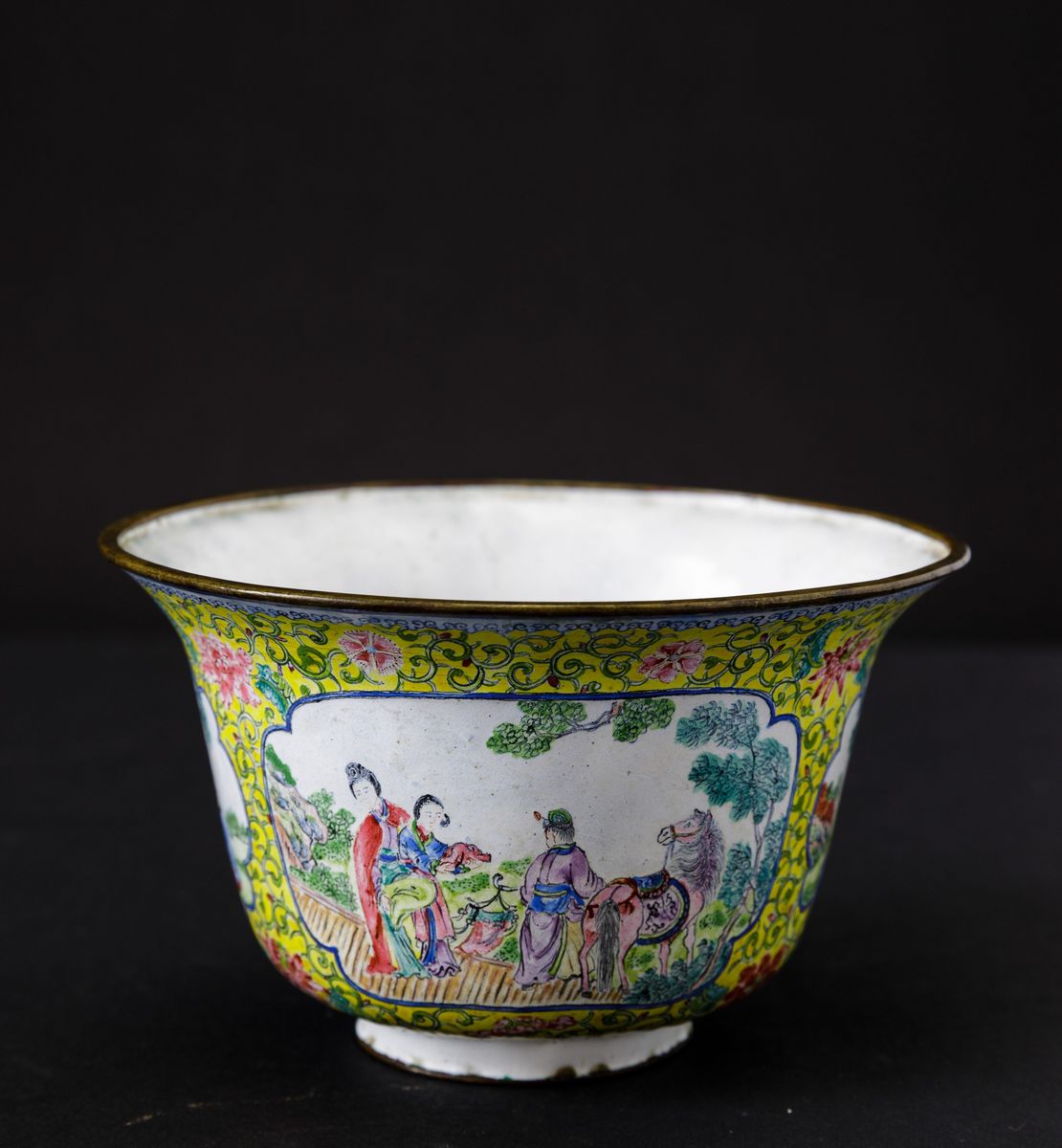 Ciotolina in Smalto con Decorazioni di Vita Comune Entro Riserve e Decori Floreali, Cina, Dinasti...