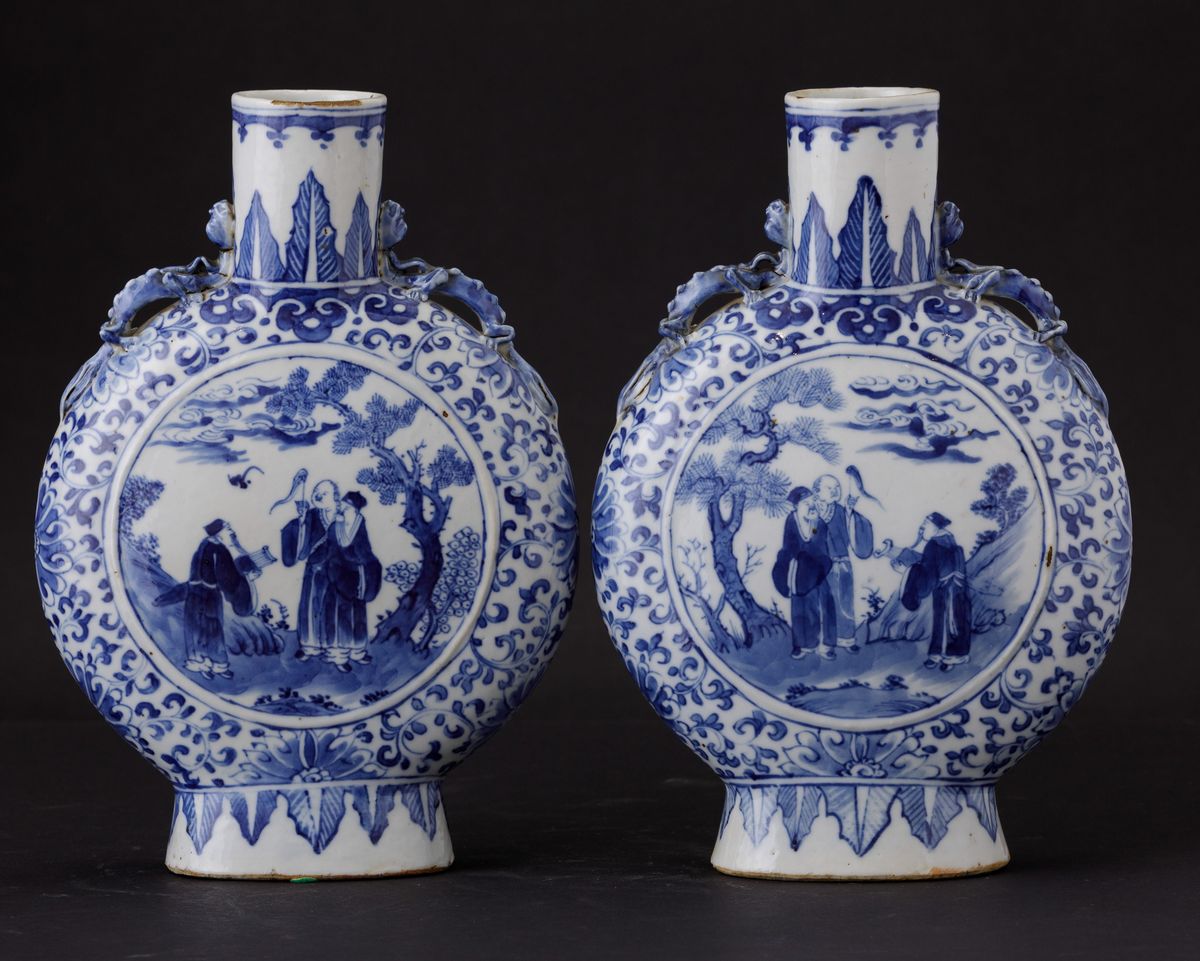 Coppia di Fiasche in Porcellana Bianca e Blu con Scene di Vita Comune Entro Riserve e Figure di D...