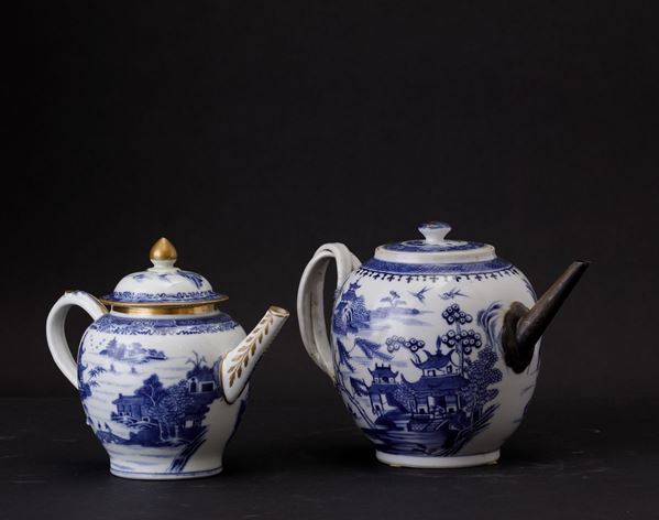 Due teiere in porcellana bianca e blu con raffigurazioni di paesaggio, Cina, Dinastia Qing, epoca Qianlong (1736-1796)