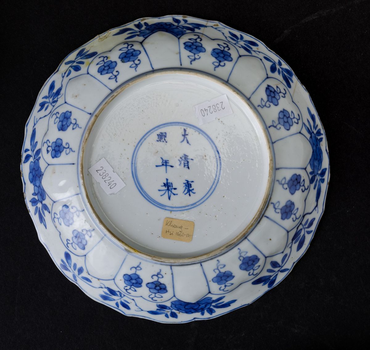 Lotto Composto da Cinque Piatti Diversi in Porcellana Bianca e Blu, Cina, Dinastia Qing, XVII-XVI...