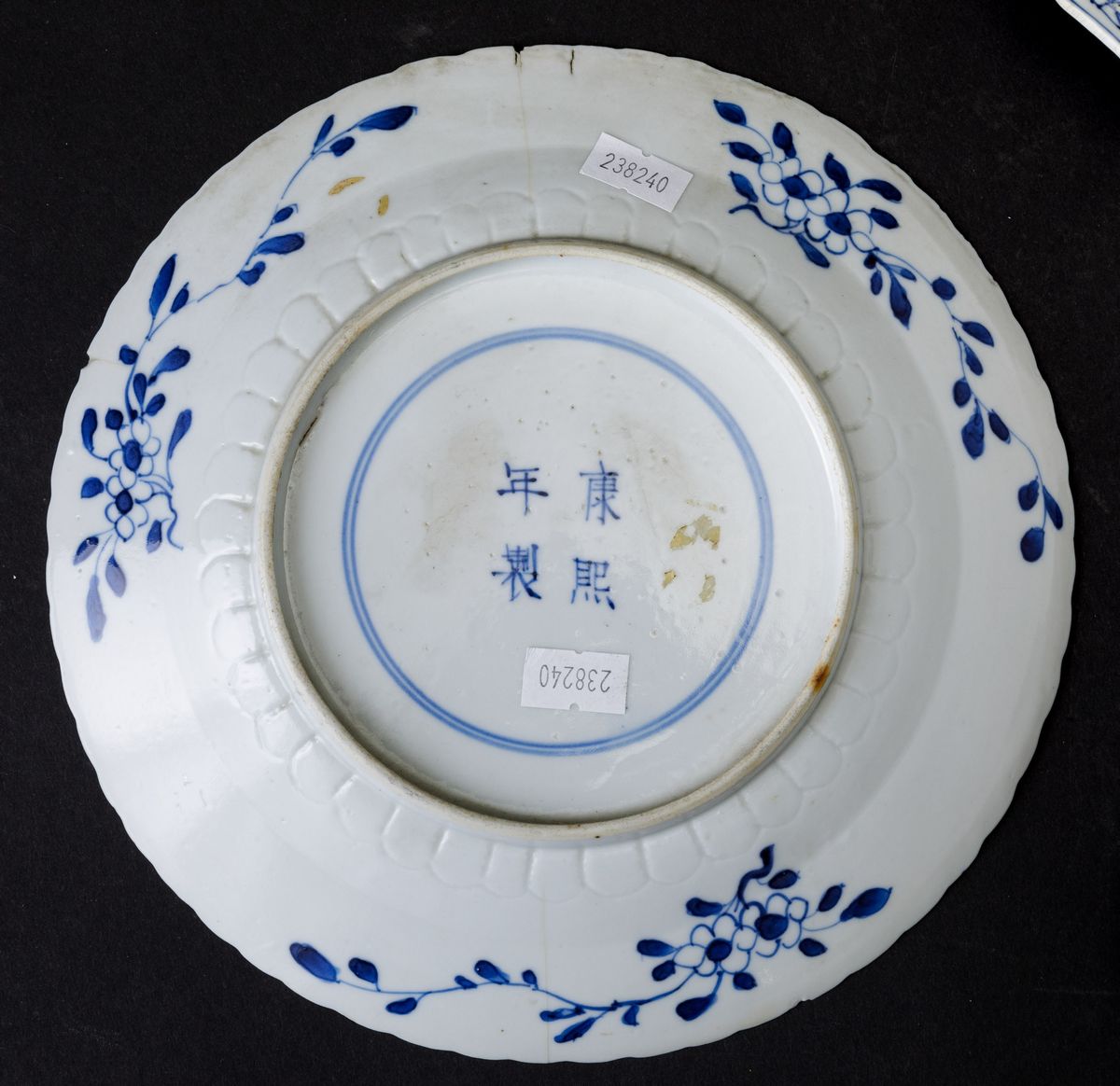 Lotto Composto da Cinque Piatti Diversi in Porcellana Bianca e Blu, Cina, Dinastia Qing, XVII-XVI...