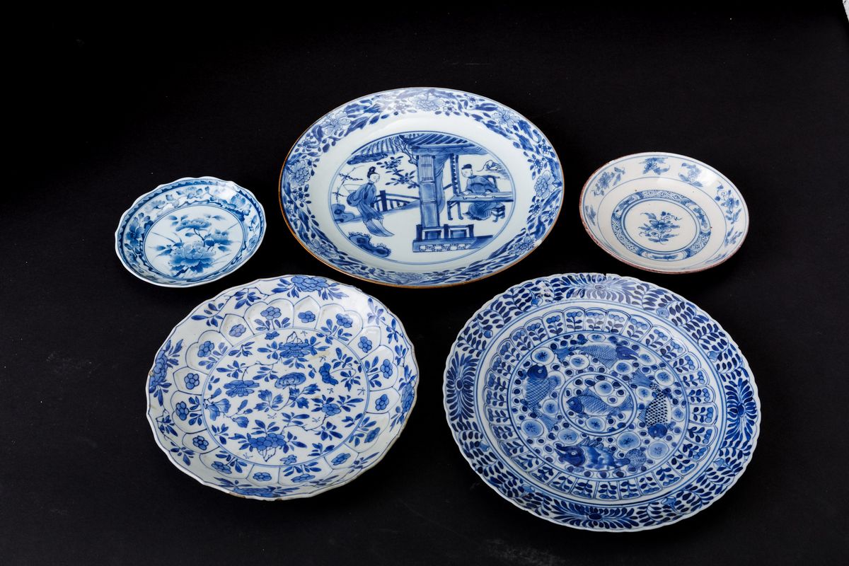 Lotto Composto da Cinque Piatti Diversi in Porcellana Bianca e Blu, Cina, Dinastia Qing, XVII-XVI...