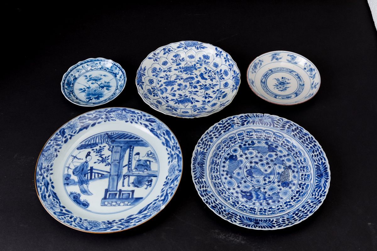 Lotto Composto da Cinque Piatti Diversi in Porcellana Bianca e Blu, Cina, Dinastia Qing, XVII-XVI...