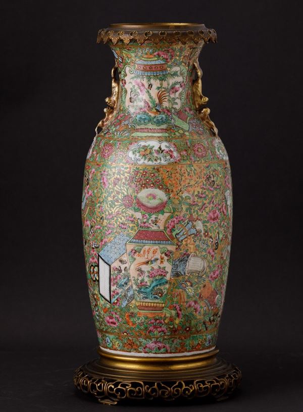 Vaso in porcellana con soggetti naturalistici, decori floreali e figure di draghetto a rilievo, Cina, Canton, Dinastia Qing, XIX secolo