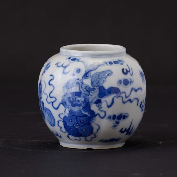 Vaso globulare in porcellana bianca e blu con figure di cani di Pho, Cina, Dinastia Qing, epoca Kangxi (1662-1722)
