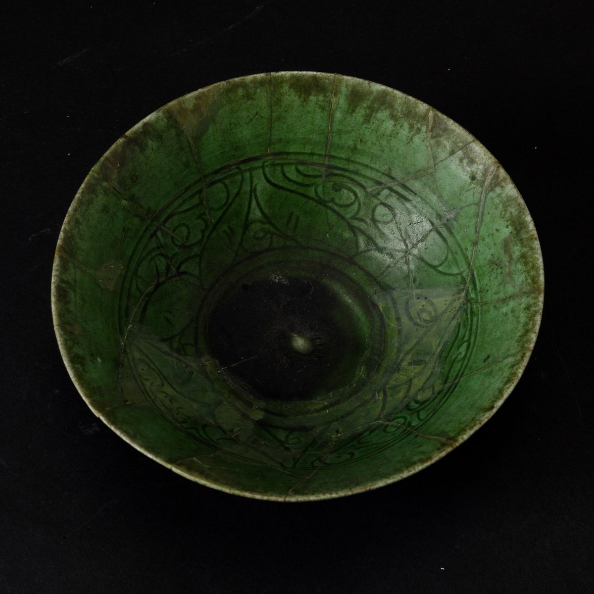 Ciotola Safavide sui Toni del Verde con Decori Incisi, Persia, XIX Secolo