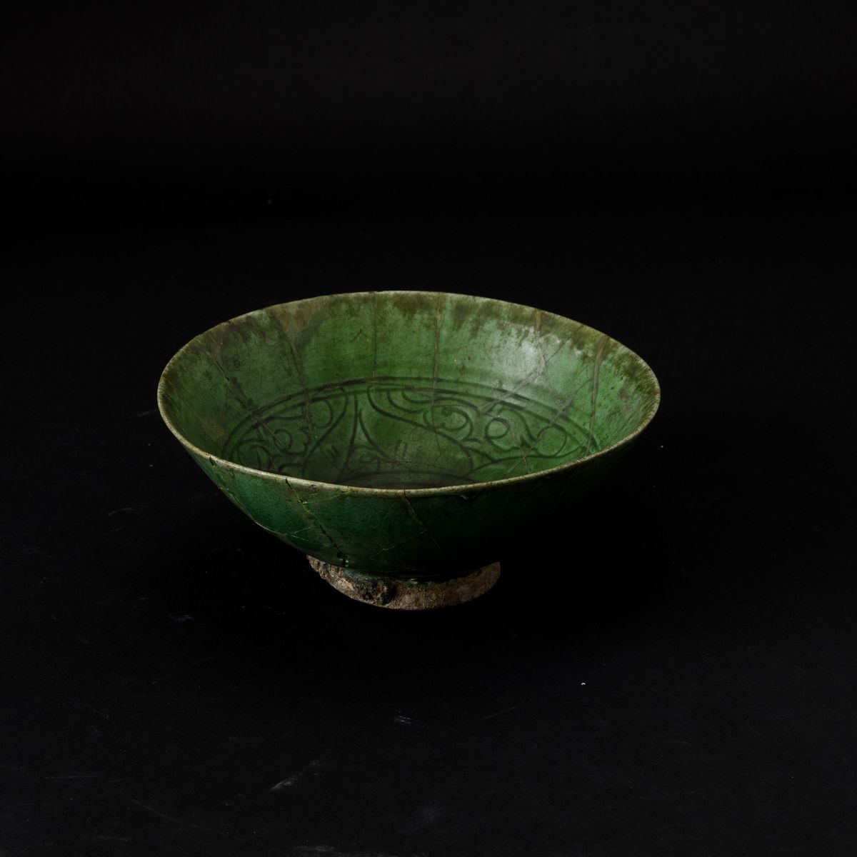 Ciotola Safavide sui Toni del Verde con Decori Incisi, Persia, XIX Secolo