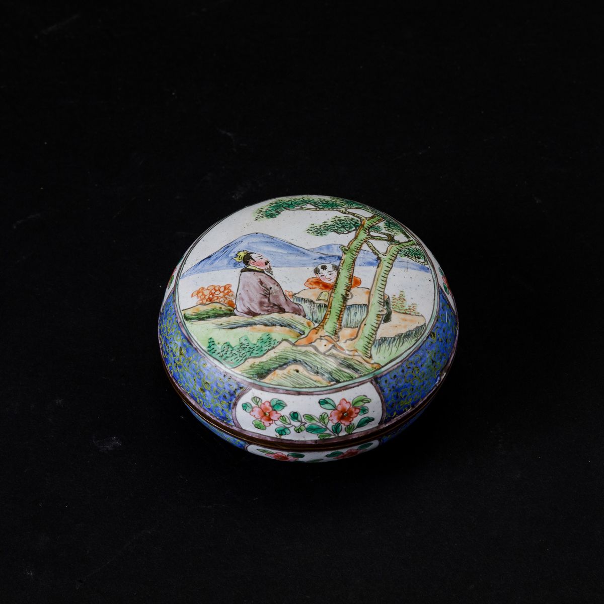 Scatola Circolare con Coperchio in Smalti con Raffigurazione di Saggio e Fanciullo e Decori Flore...