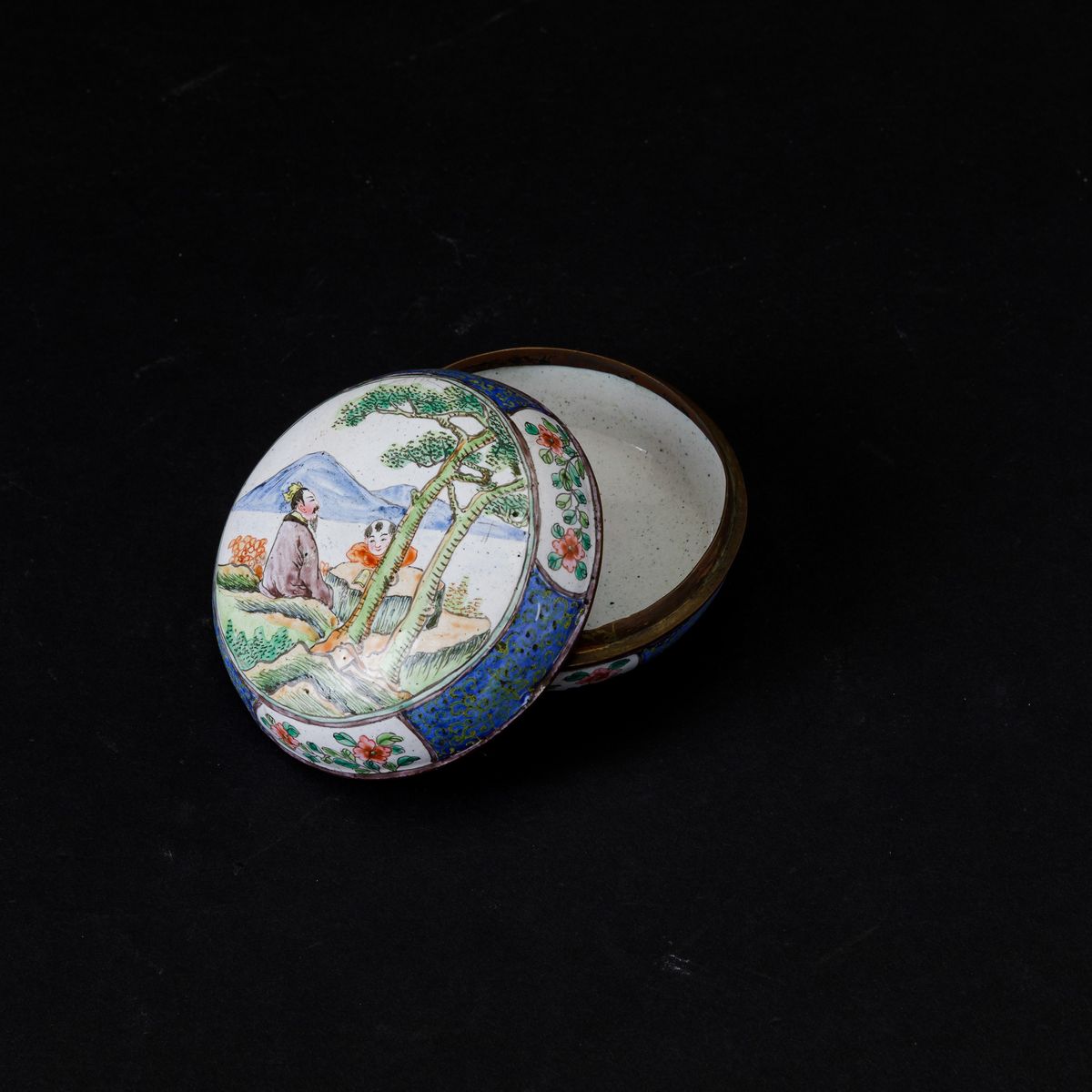 Scatola Circolare con Coperchio in Smalti con Raffigurazione di Saggio e Fanciullo e Decori Flore...