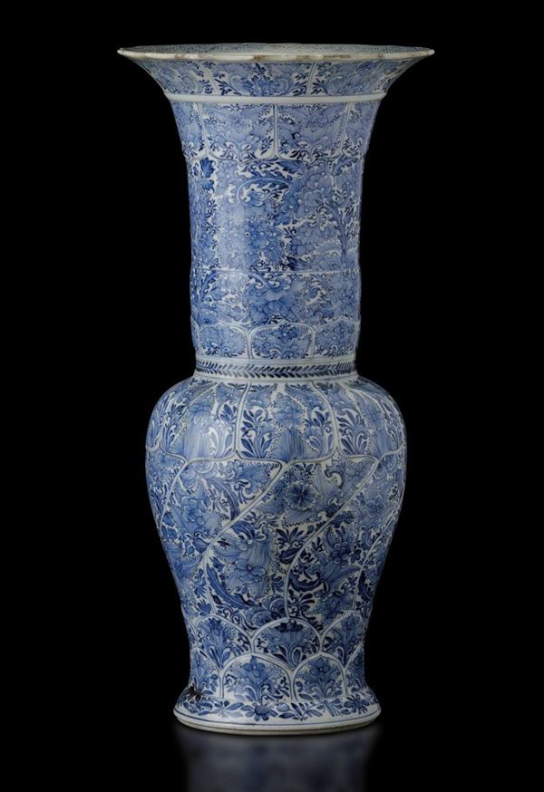 Vaso a tromba in porcellana bianca e blu con decori floreali entro riserve, Cina, Dinasta Qing, epoca Kangxi (1662-1722)