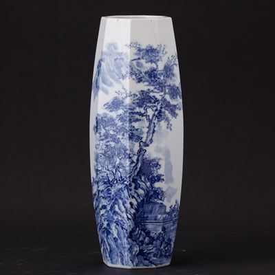 Vaso a Sezione Ottagonale in Porcellana Bianca e Blu con Paesaggio, Giappone, Periodo Meiji (1868...