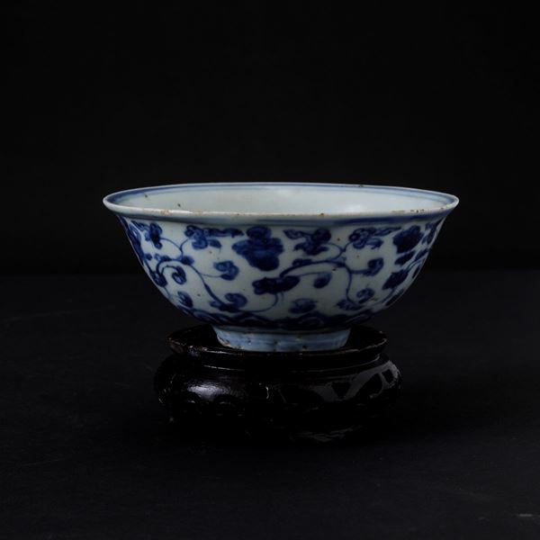 Ciotola in porcellana bianca e blu con decori floreali, Cina, Dinastia Qing, epoca Shunzhi (1644-1661)