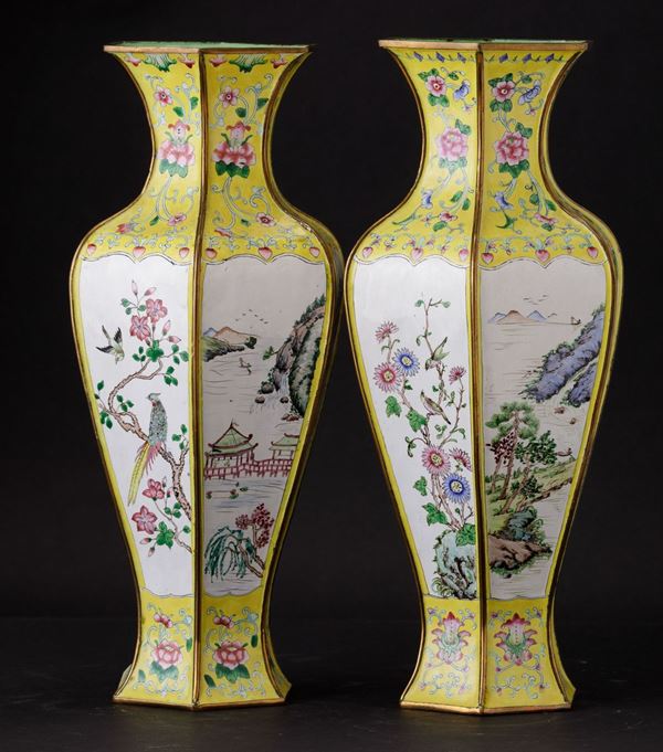 Coppia di vasi in smalto con paesaggi entro riserve e decori floreali su fondo giallo, Cina, Dinastia Qing, XIX secolo