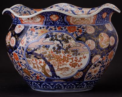 Vaso in Porcellana Imari con Decori Floreali e Paesaggi Entro Riserve, Giappone, Periodo Meiji (1...