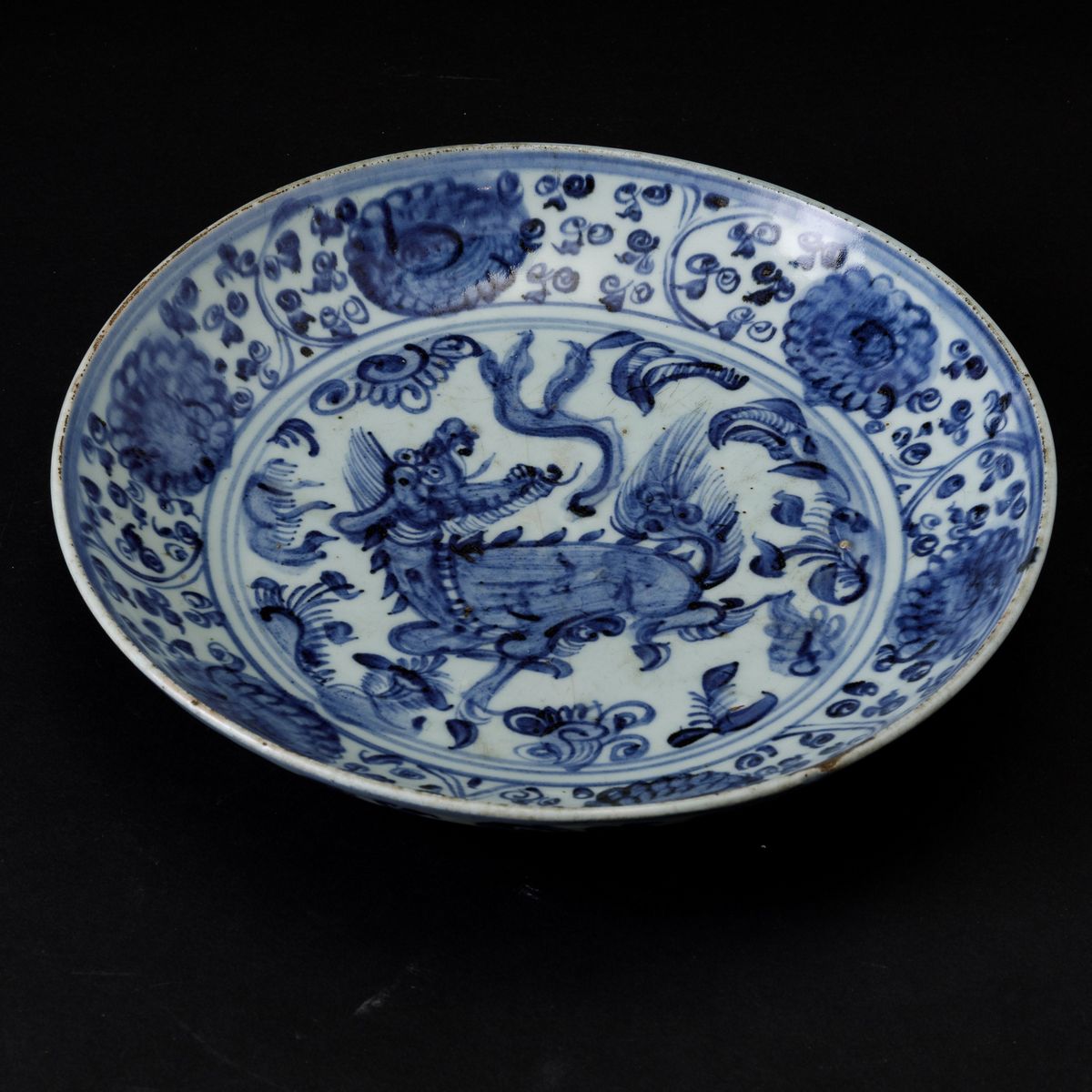 Piatto in Porcellana Bianca e Blu con Figura di Drago Centrale e Decori Floreali, Cina, Dinastia ...