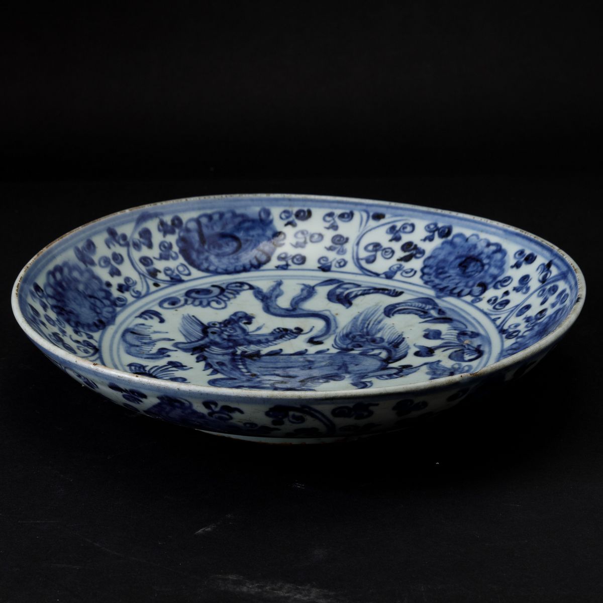 Piatto in Porcellana Bianca e Blu con Figura di Drago Centrale e Decori Floreali, Cina, Dinastia ...