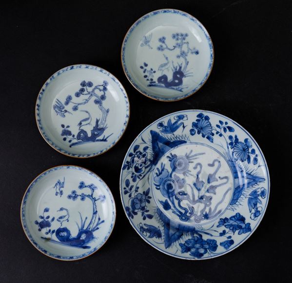 Quattro piatti diversi in porcellana bianca e blu con soggetti naturalistici, Cina, Dinastia Qing, epoca Qianlong (1736-1796)