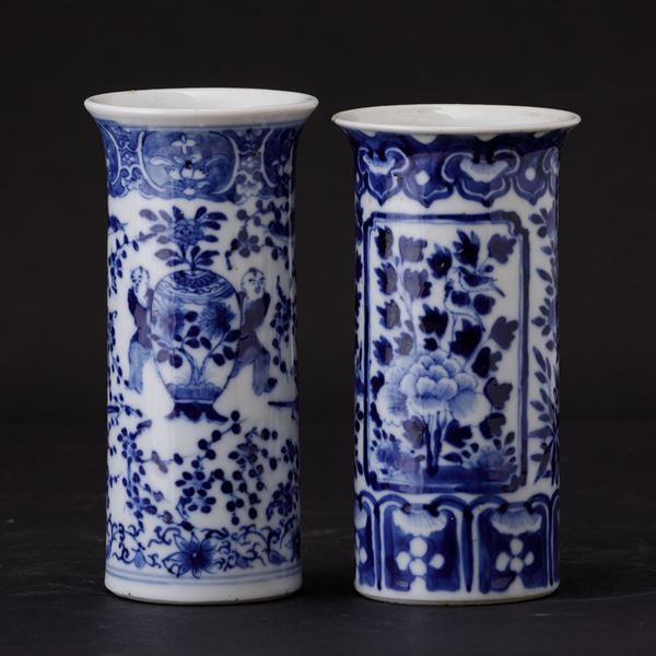 Coppia di vasi cilindrici in porcellana bianca e blu con decori floreali, Cina, Dinastia Qing, epoca Qianlong (1736-1796)