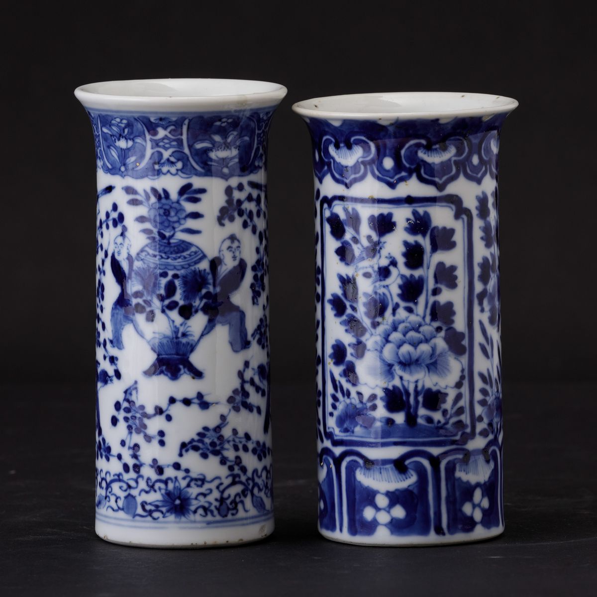 Coppia di Vasi Cilindrici in Porcellana Bianca e Blu con Decori Floreali, Cina, Dinastia Qing, Ep...
