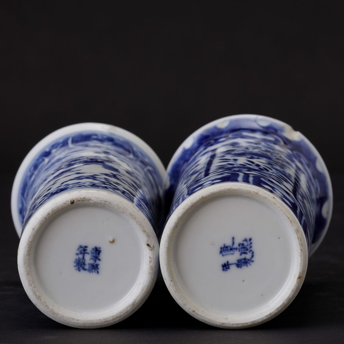 Coppia di Vasi Cilindrici in Porcellana Bianca e Blu con Decori Floreali, Cina, Dinastia Qing, Ep...