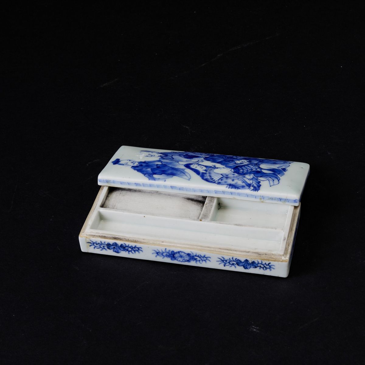 Scatola in Porcellana Bianca e Blu con Figure di Saggi, Cina, Dinastia Qing, Epoca Qianlong (1736...