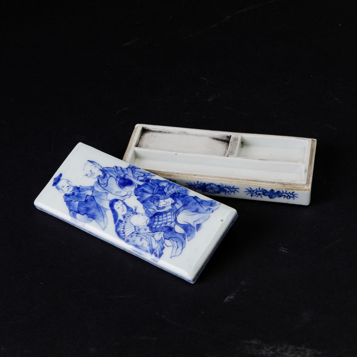 Scatola in Porcellana Bianca e Blu con Figure di Saggi, Cina, Dinastia Qing, Epoca Qianlong (1736...