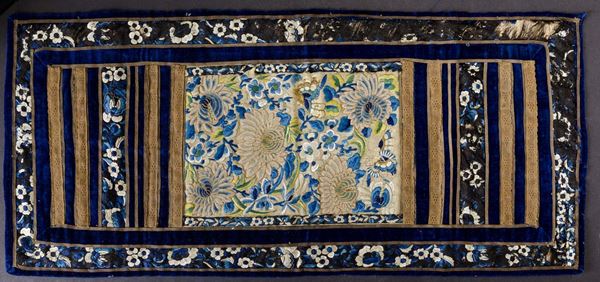 Tessuto in seta ricamata con fili dorati e decori floreali nei toni del blu, Cina, Dinastia Qing, XIX secolo