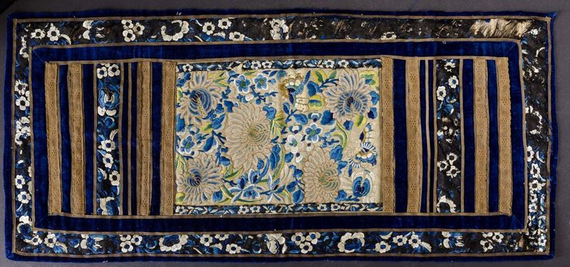 Tessuto in seta ricamata con fili dorati e decori floreali nei toni del blu, Cina, Dinastia Qing, XIX secolo  - Auction Asian Art - I - Cambi Casa d'Aste