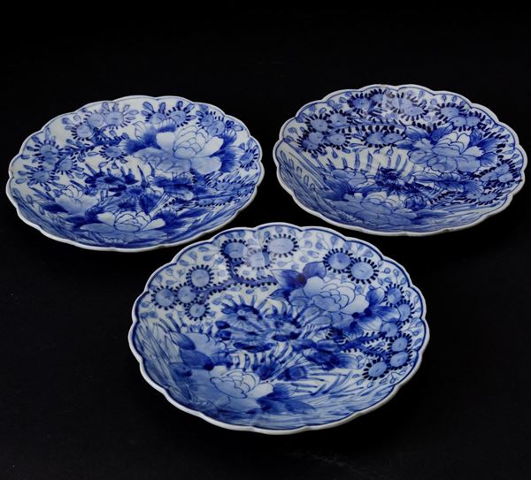 Tre piatti diversi in porcellana Arita con soggetti naturalistici, Giappone, periodo Meiji (1868-1912)