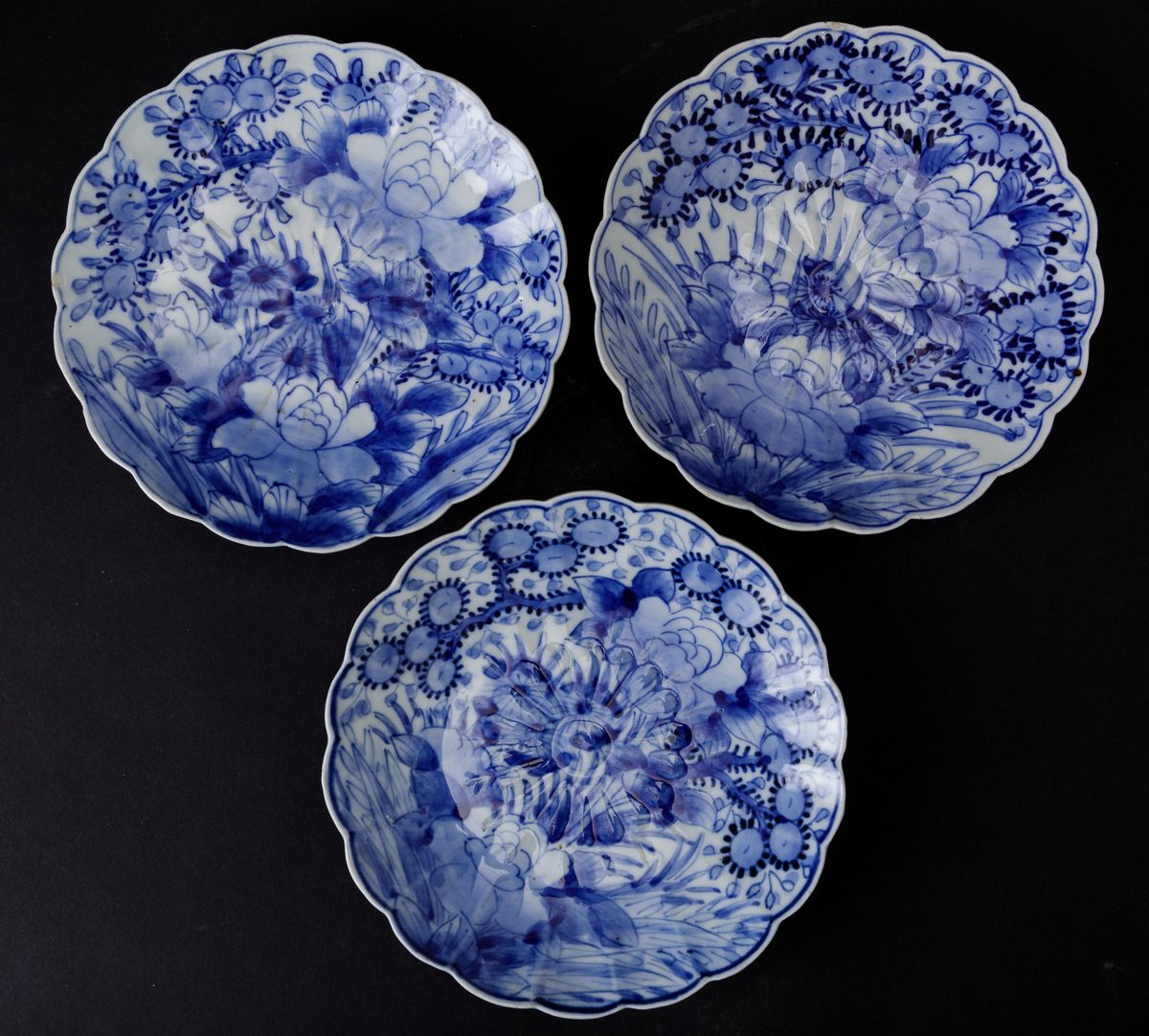 Tre Piatti Diversi in Porcellana Arita con Soggetti Naturalistici, Giappone, Periodo Meiji (1868-...