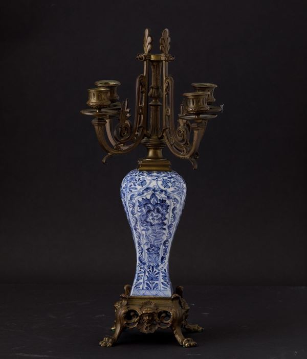 Vaso in porcellana bianca e blu con decori floreali entro riserve su montatura in bronzo dorato, Cina, Dinastia Qing, epoca Kangxi (1662-1722)
