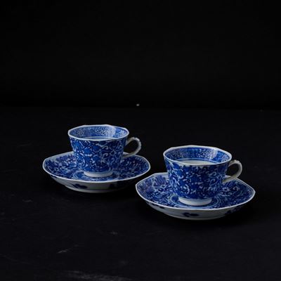 Coppia di Tazze con Piattini in Porcellana Bianca e Blu con Decori Floreali, Cina, Dinastia Qing,...