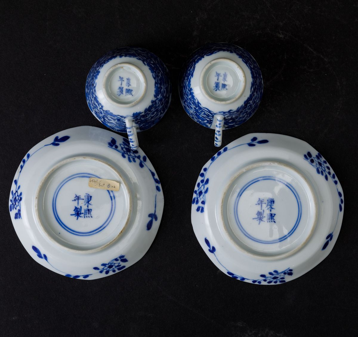 Coppia di Tazze con Piattini in Porcellana Bianca e Blu con Decori Floreali, Cina, Dinastia Qing,...
