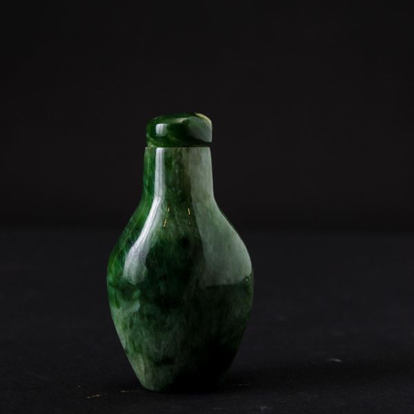 Snuff bottle scolpita in giada color spinacio, Cina, Dinastia Qing, XIX secolo