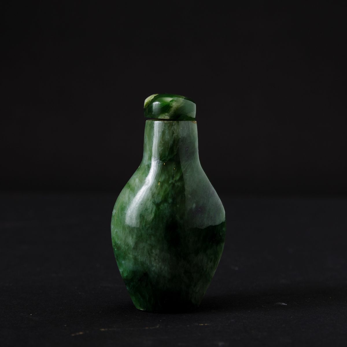 Snuff Bottle Scolpita in Giada Color Spinacio, Cina, Dinastia Qing, XIX Secolo