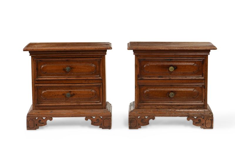 Coppia comodini a due cassetti in noce intagliato. XVIII secolo  - Auction Antique February - Cambi Casa d'Aste