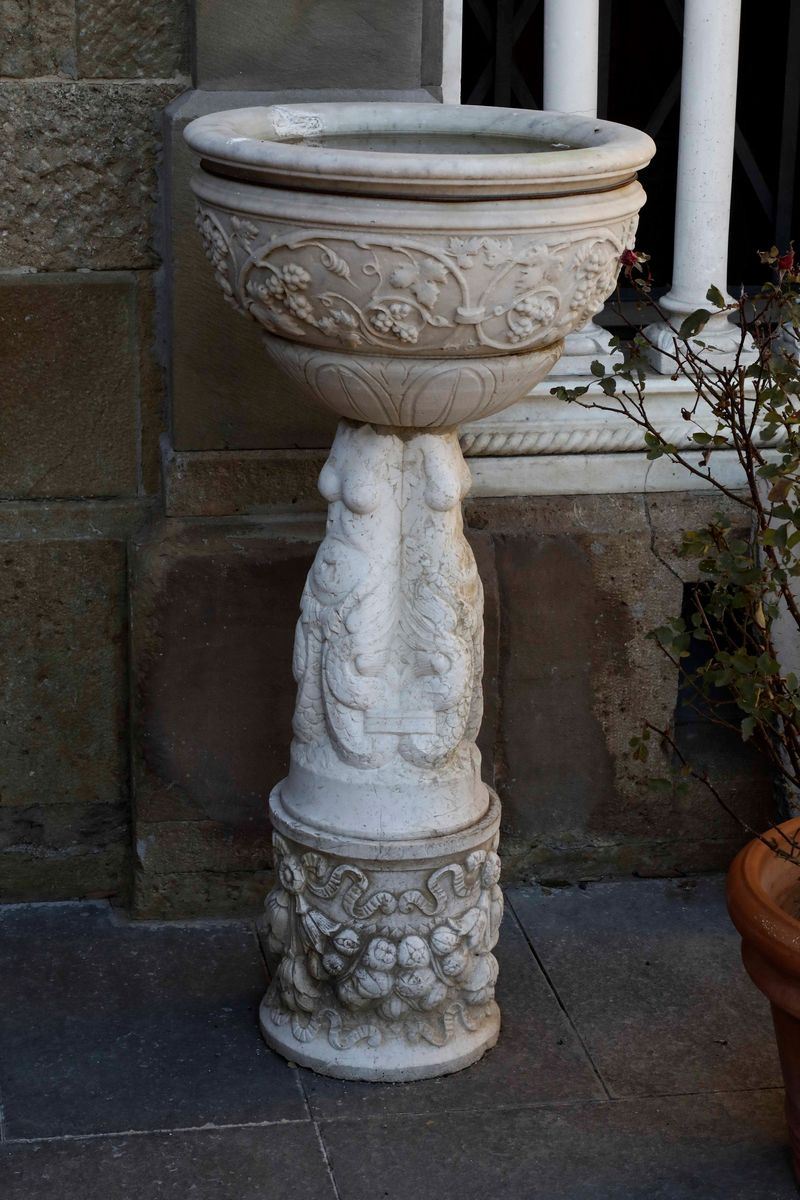 Vasca in marmo scolpito su base con cariatidi. XX secolo  - Auction Fine Art January | Cambi Time - Cambi Casa d'Aste