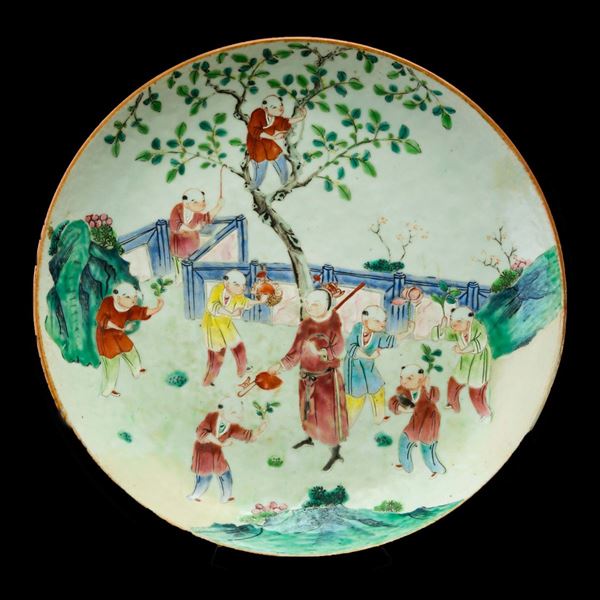 Piatto in porcellana con raffigurazione di saggio con discepoli entro paesaggio Cina, Dinastia Qing, epoca Daoguang (1821-1850)