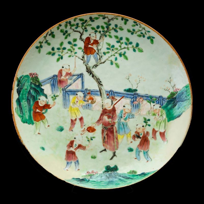 Piatto in porcellana con raffigurazione di saggio con discepoli entro paesaggio Cina, Dinastia Qing, epoca Daoguang (1821-1850)  - Asta Chinese Works of Art - II - Cambi Casa d'Aste
