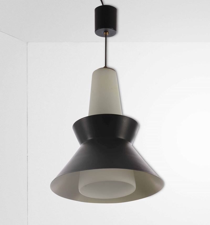 Lampada a sospensione con diffusore in vetro opalino e metallo laccato.  - Auction Design Lab - Cambi Casa d'Aste