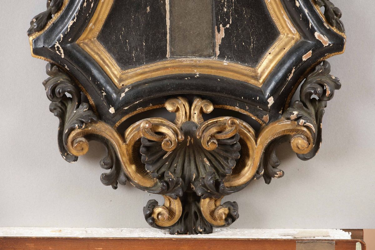 Crocifissione Alabastro Rosa Dipinto, Vetro a Specchio e Cornice Sagomata in Legno Scolpito, Dora...