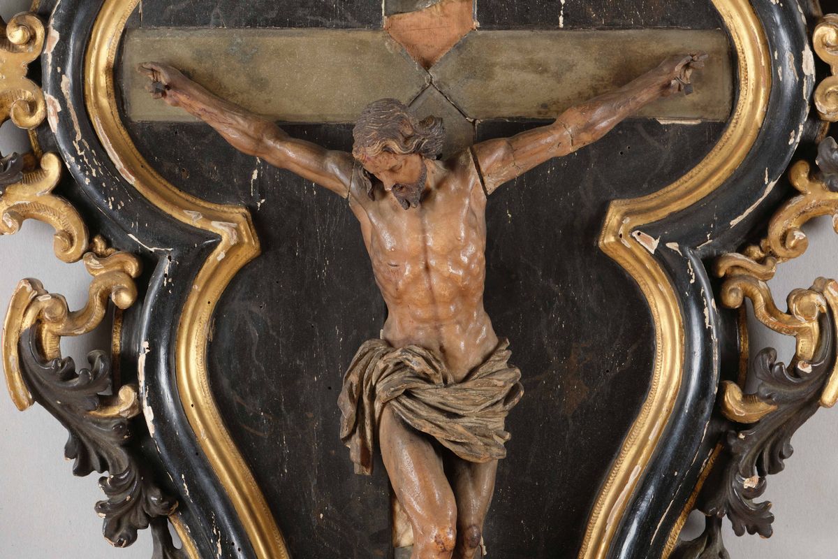 Crocifissione Alabastro Rosa Dipinto, Vetro a Specchio e Cornice Sagomata in Legno Scolpito, Dora...