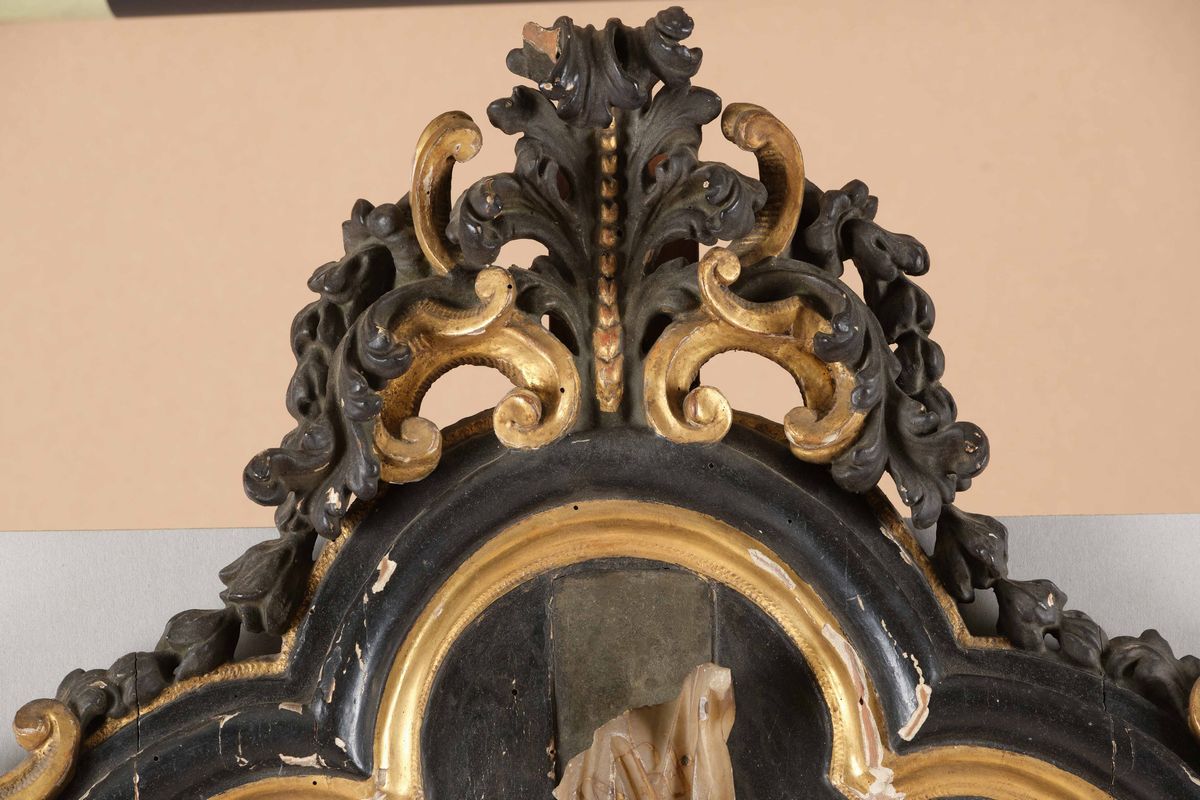 Crocifissione Alabastro Rosa Dipinto, Vetro a Specchio e Cornice Sagomata in Legno Scolpito, Dora...