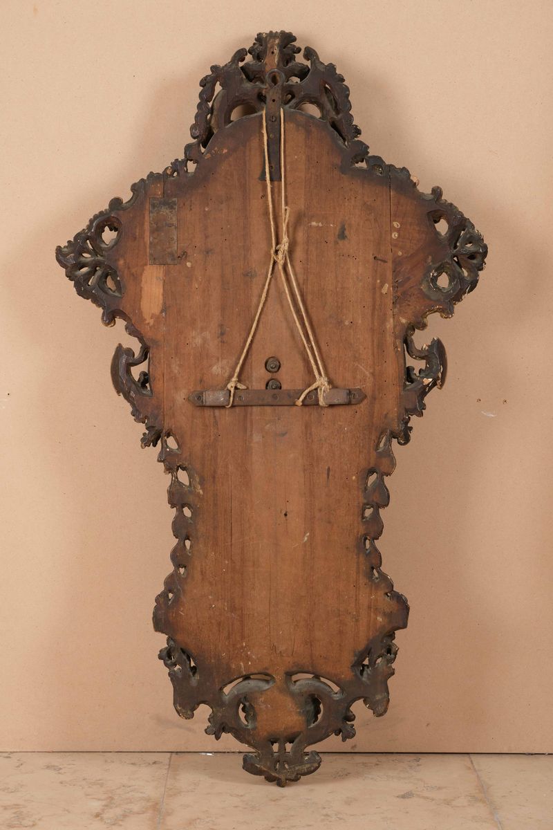 Crocifissione Alabastro Rosa Dipinto, Vetro a Specchio e Cornice Sagomata in Legno Scolpito, Dora...