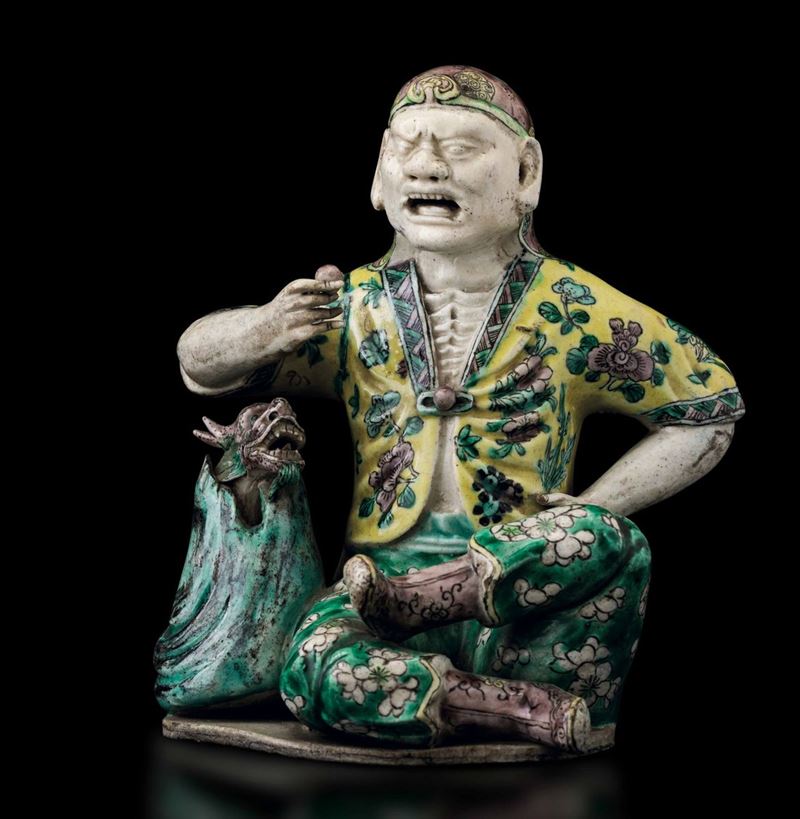 Personaggio seduto con drago in porcellana Famiglia Verde, Cina, Dinastia Qing, XIX secolo  - Asta Fine Chinese Works of Art - Cambi Casa d'Aste