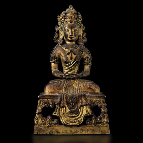 Figura di Buddha Amitayus seduto su piedistallo in bronzo dorato con tracce di policromia, Cina, Dinastia Qing, marca e del periodo Qianlong (1736-1796)