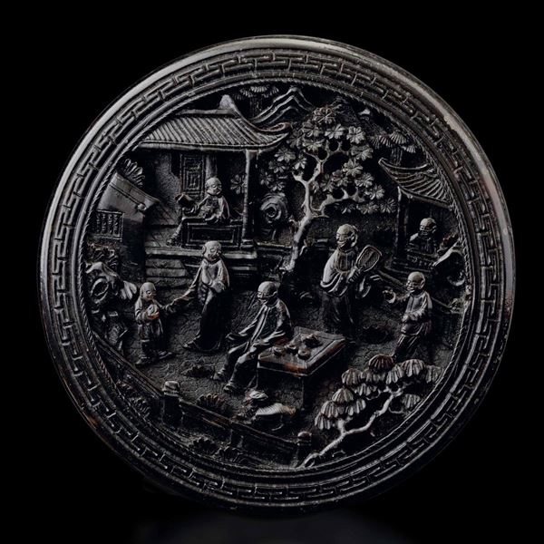 Scatola circolare in tartaruga con scena di vita comune a rilievo sul coperchio, Cina, Dinastia Qing, XIX secolo