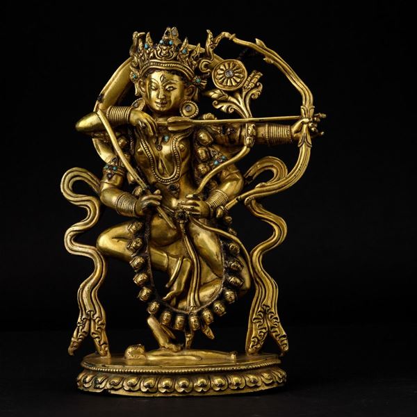 Figura di divinità con arco e frecce in bronzo dorato con innesti di turchese, Mongolia, XIX secolo