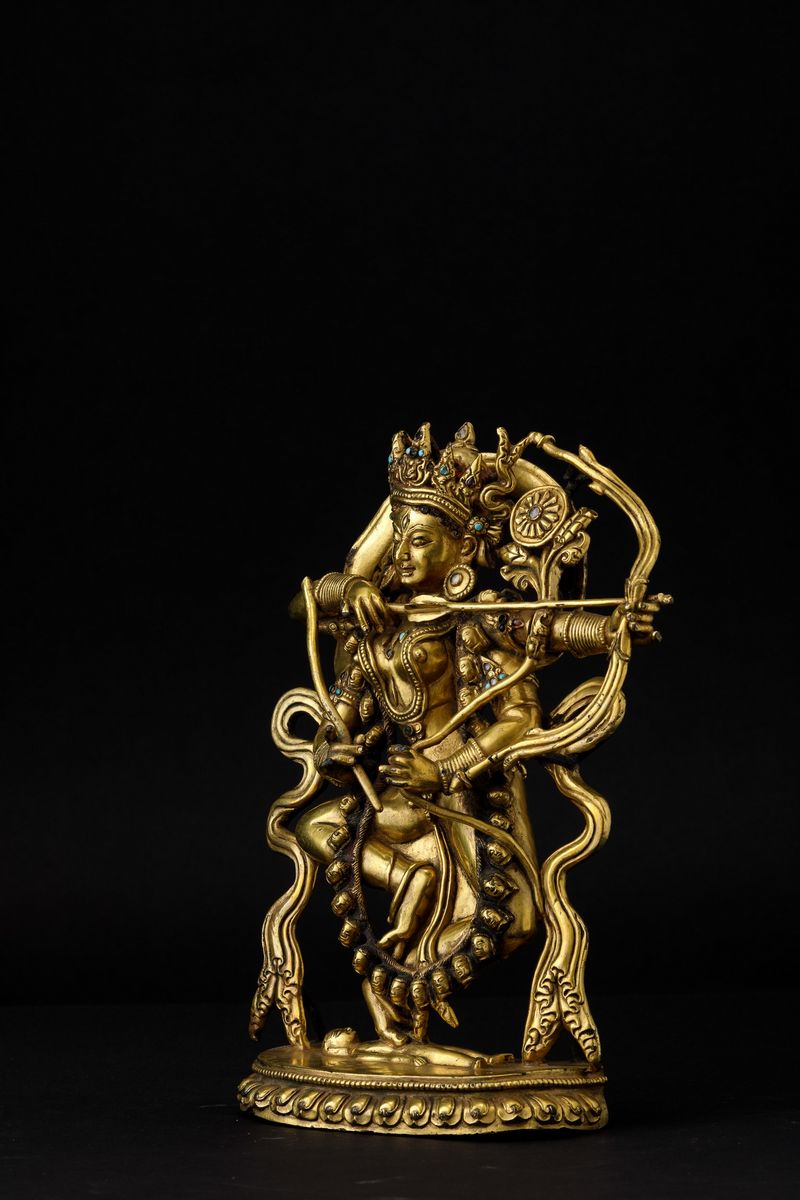 Figura di Divinità con Arco e Frecce in Bronzo Dorato con Innesti di Turchese, Mongolia, XIX Seco...